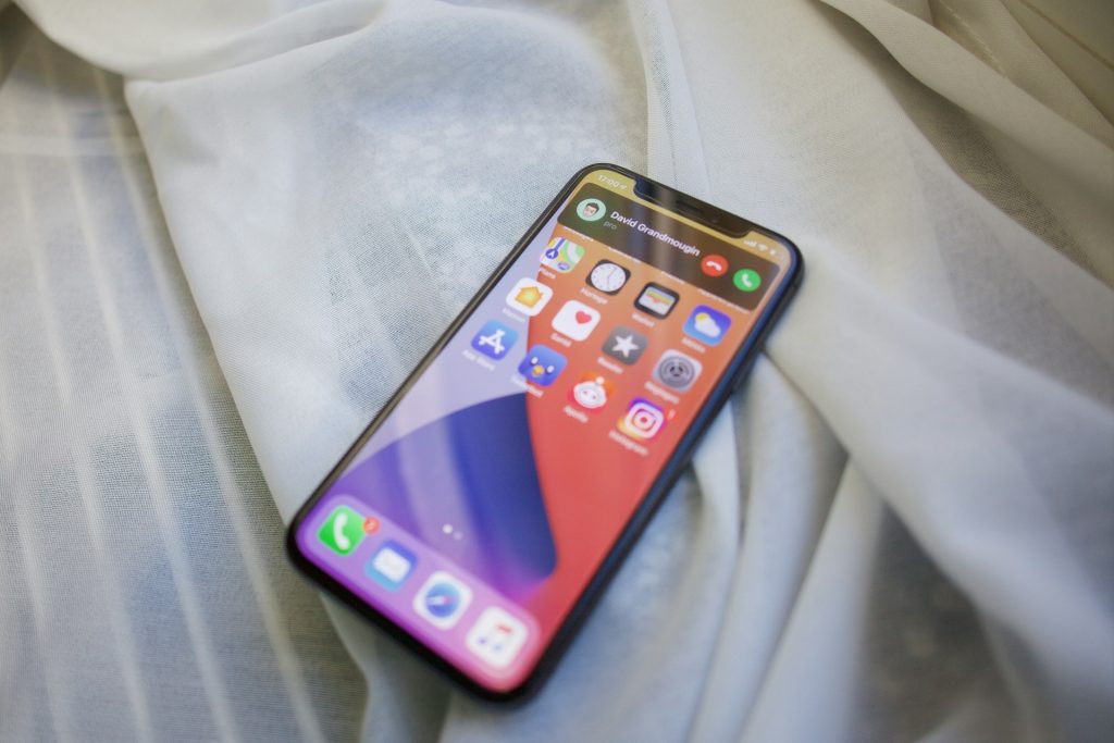 iOS 26 trará estimativa de tempo de carregamento da bateria, recurso há anos presente nos Pixel