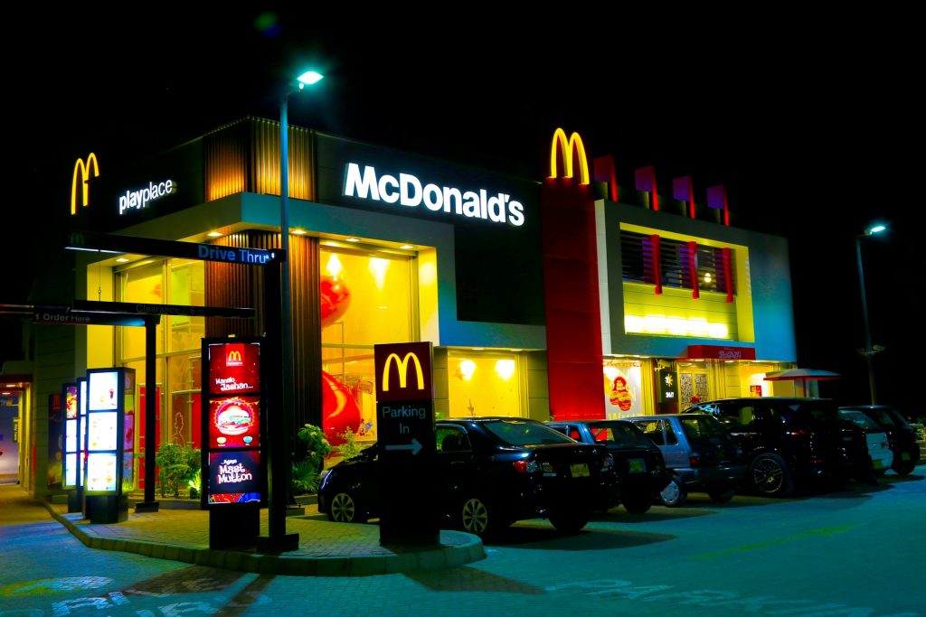CEO do McDonald’s Alerta para “Economia de Dois Níveis” e Rede Aposta em Novas Estratégias